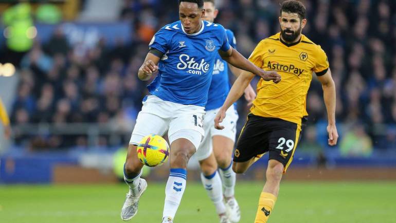 Watch: Yerry Mina takes to streets to talk to enraged Everton fans