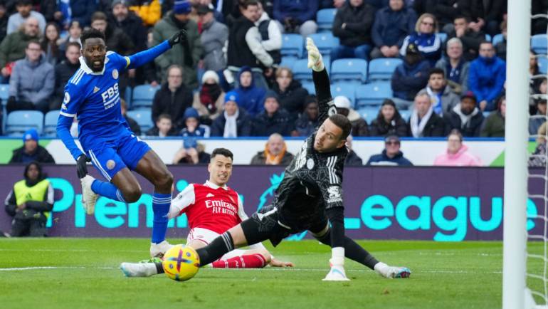 England roundup: Arsenal stay on top; Leeds earn crucial victory