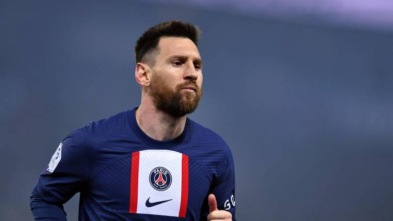 Messi considers PSG future amid €400m-per-year Saudi offer