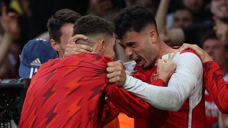 Late Martinelli strike beats City as Arsenal join Tottenham on top of Premier League