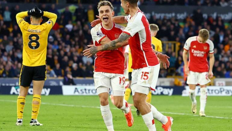Arsenal see off Wolverhampton Wanderers to move to Premier League summit