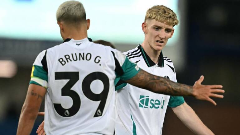 Newcastle held by Everton as Pickford saves Gordon penalty on Goodison return