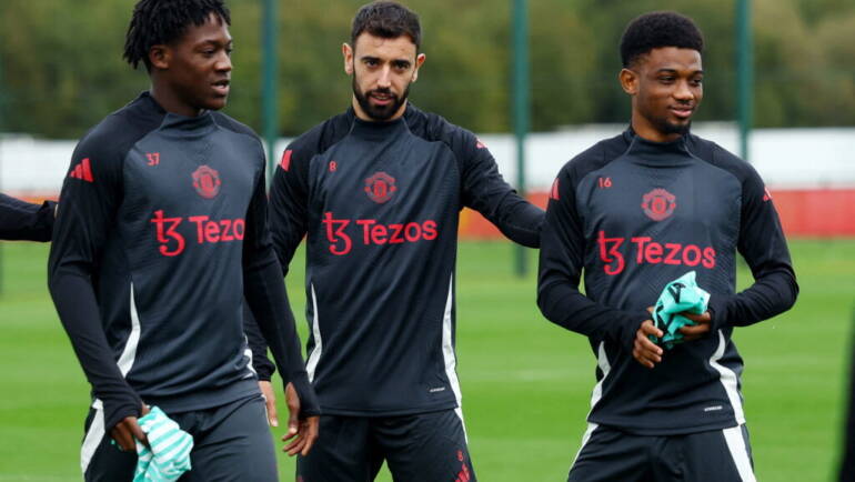 Manchester United hope to agree new deal with midfielder