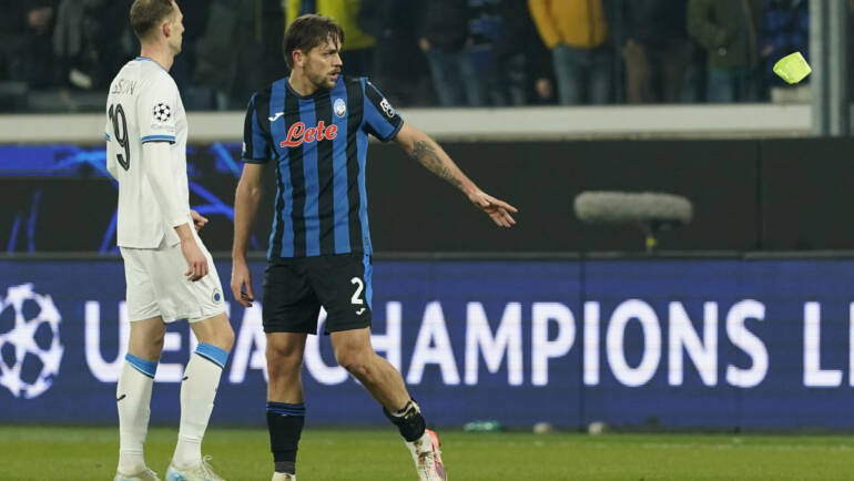 Atalanta captain Rafael Tolói receives one of the most embarrassing red cards you will ever see