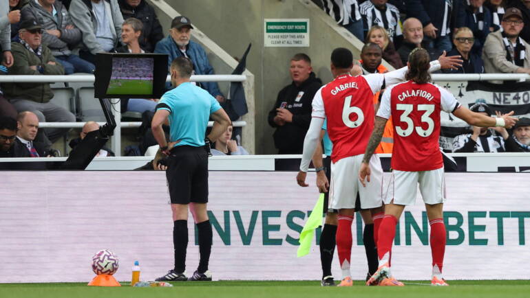 Howard Webb dissects key decision in Newcastle v Arsenal match