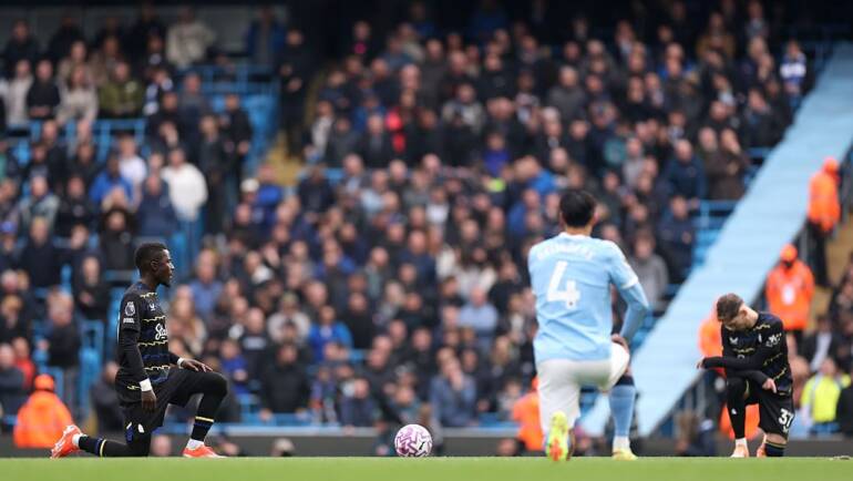 When do players take the knee in the Premier League?
